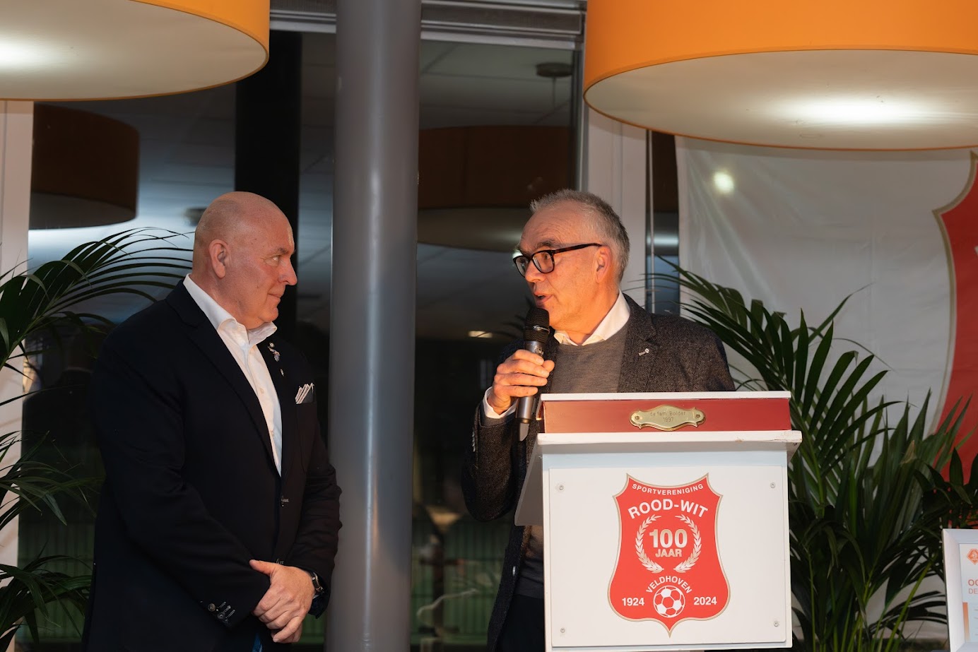 Erelid en Zilveren KNVB-speld voor René van de Ven